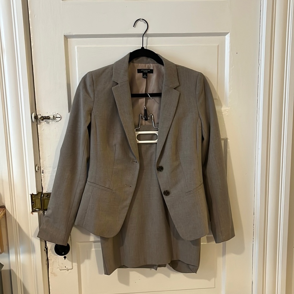 Ann Taylor  |  Skirt Suit  |  Skirt and Jacket blazer - 0 Petite